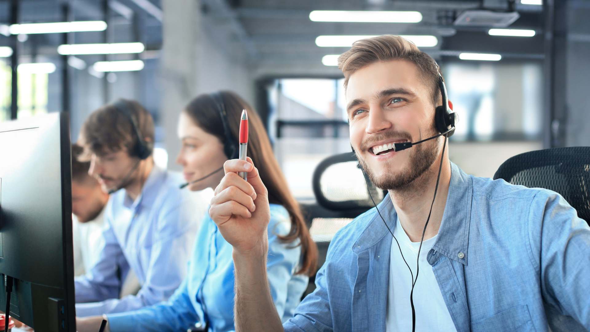 Helpdesk-Team mit Headsets