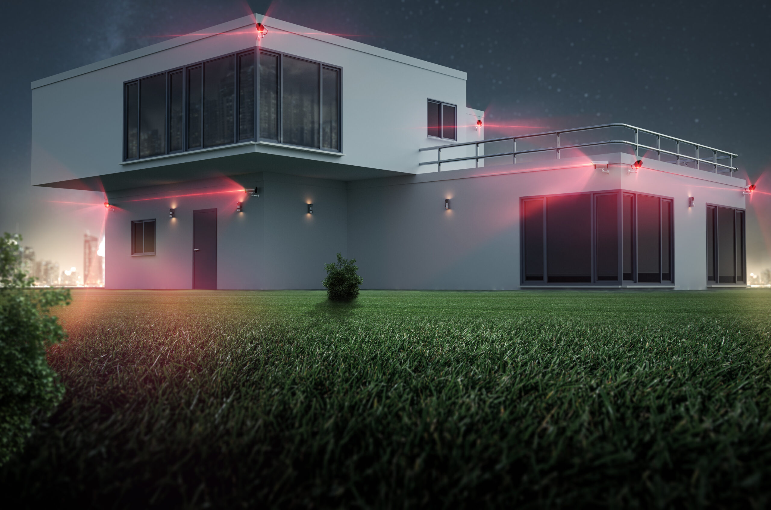 Modernes Haus bei Nacht, gesichert mit Kameras und Bewegungsmeldern