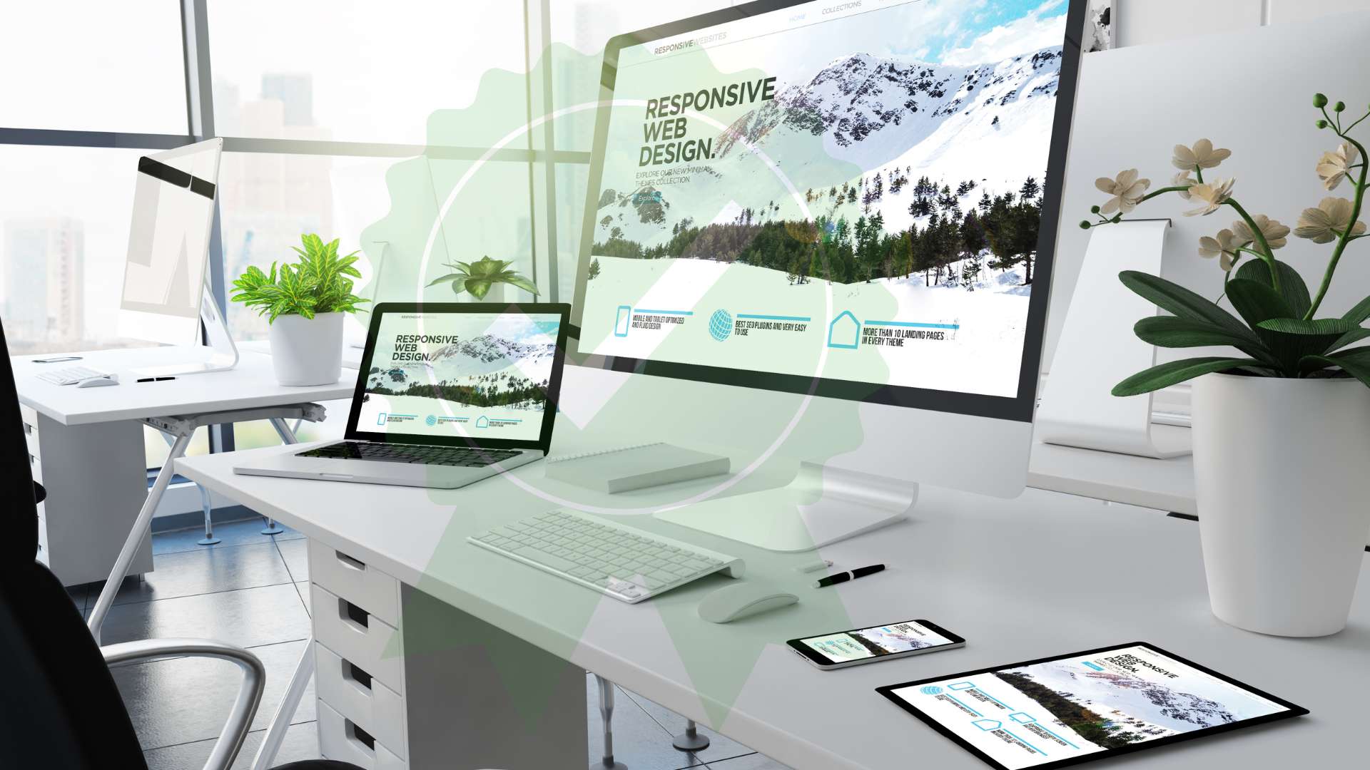 Arbeitsplatz mit responsiver Website auf Monitor, Laptop und Tablet